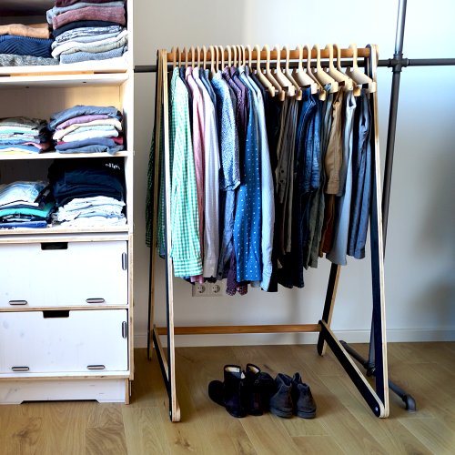 klappbare Kleiderstange mit Kleidung